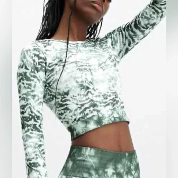 NWTS Fabletics Mari Seamless Long Sleeve Crop Top Sz M Tiger Tie Dye Green White - Picture 1 of 8